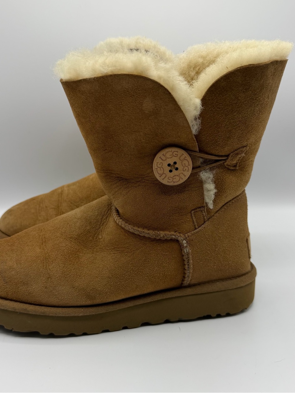 UGG Bailey Button Boots Women’s Size 7 Chestnut Suede Shearling